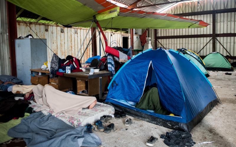 Unutrašnjost napuštenog hangara u kojem su se smjestili migranti