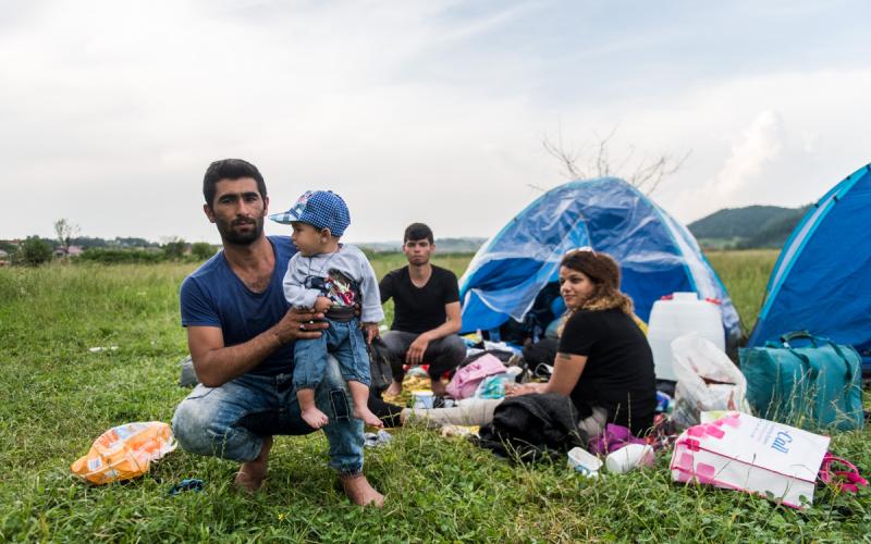 Porodica koja živi na livadi u šatorčiću