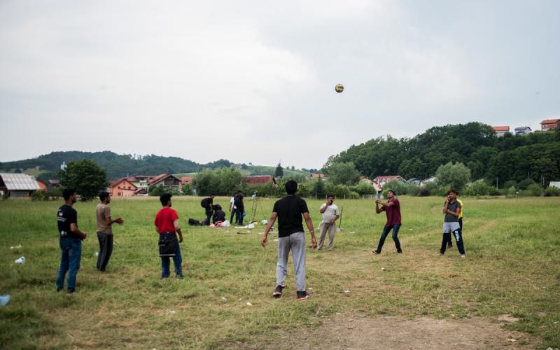 Migranti se zabavljaju igrajući odbojku