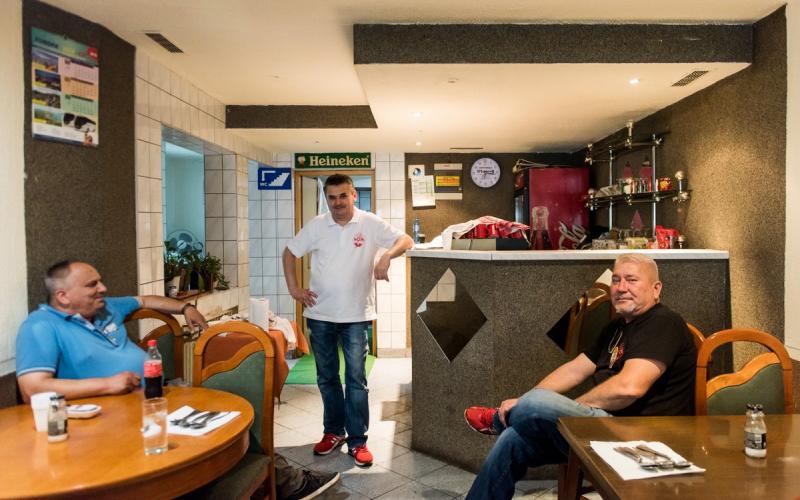 Asim, Refik i Halil u restoranu "Teferič" u Velikoj Kladuši