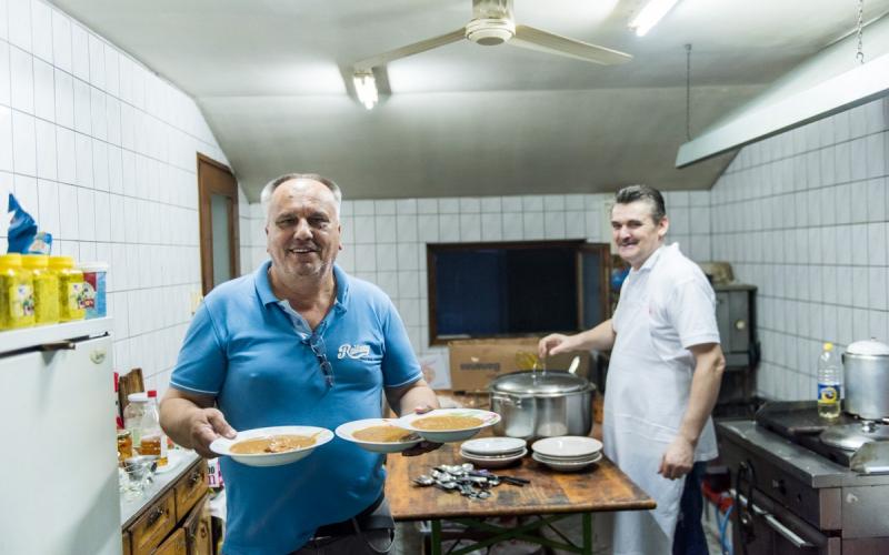 Asim poslužuje vojnički grah